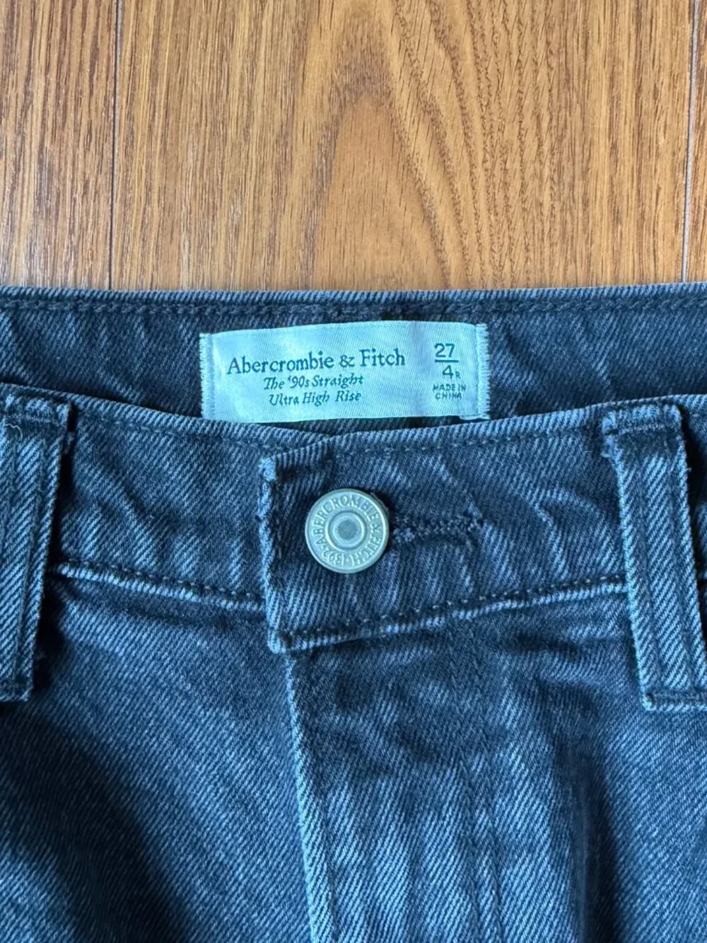 Abercrombie 90s Straight Ultra High Rise Jeans - Picture 3 of 4